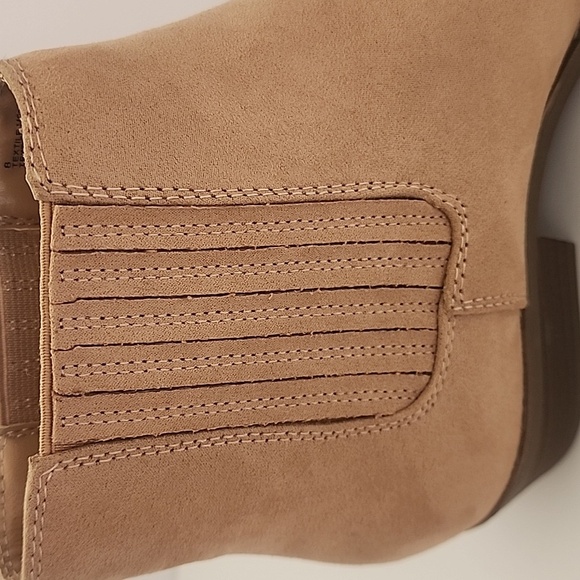 Women's western-style ankle boots size 8. - Picture 8 of 9